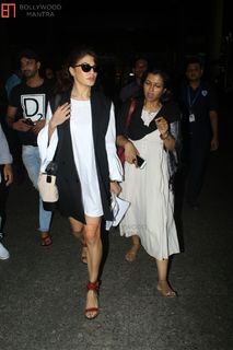 Jacqueline Fernandez feet photo thumbnail