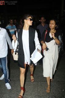 Jacqueline Fernandez feet photo thumbnail