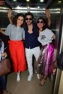 Jacqueline Fernandez feet photo thumbnail