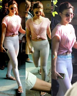 Jacqueline Fernandez feet photo thumbnail