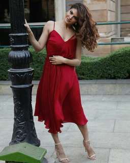 Jacqueline Fernandez feet photo thumbnail