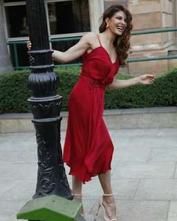 Jacqueline Fernandez feet photo thumbnail