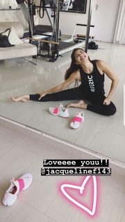 Jacqueline Fernandez feet photo thumbnail