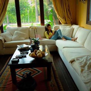 Jacqueline Fernandez feet photo thumbnail