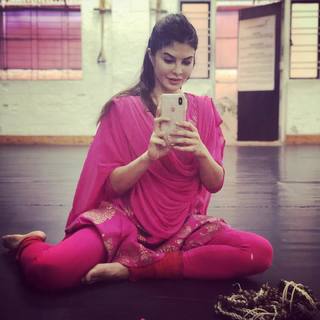 Jacqueline Fernandez feet photo thumbnail