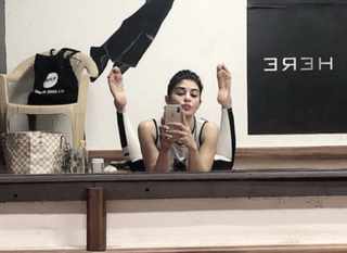 Jacqueline Fernandez feet photo thumbnail