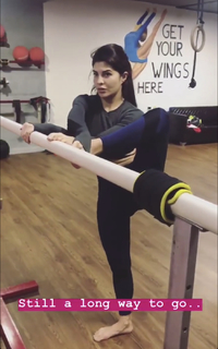 Jacqueline Fernandez feet photo thumbnail