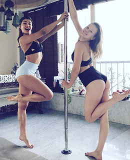 Jacqueline Fernandez feet photo thumbnail