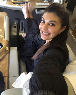 Jacqueline Fernandez feet photo thumbnail
