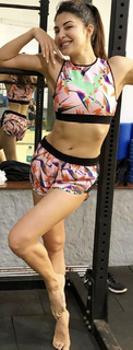 Jacqueline Fernandez feet photo thumbnail