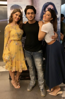 Jacqueline Fernandez feet photo thumbnail