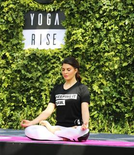 Jacqueline Fernandez feet photo thumbnail