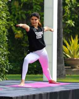 Jacqueline Fernandez feet photo thumbnail