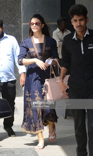 Jacqueline Fernandez feet photo thumbnail