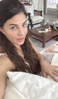 Jacqueline Fernandez feet photo thumbnail