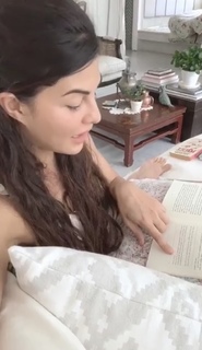 Jacqueline Fernandez feet photo thumbnail