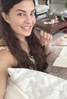 Jacqueline Fernandez feet photo thumbnail