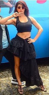 Jacqueline Fernandez feet photo thumbnail
