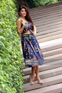 Jacqueline Fernandez feet photo thumbnail