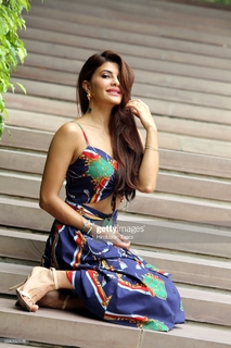 Jacqueline Fernandez feet photo thumbnail