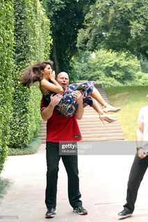 Jacqueline Fernandez feet photo thumbnail