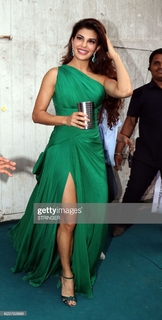 Jacqueline Fernandez feet photo thumbnail
