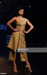 Jacqueline Fernandez feet photo thumbnail