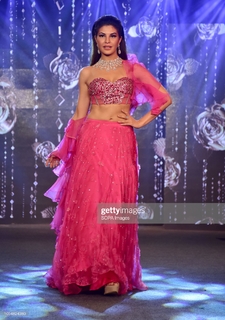 Jacqueline Fernandez feet photo thumbnail