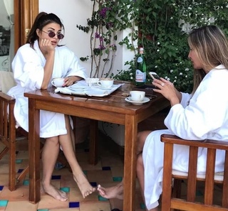 Jacqueline Fernandez feet photo thumbnail