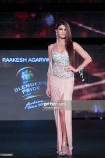 Jacqueline Fernandez feet photo thumbnail