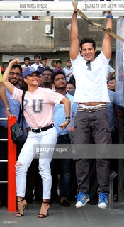 Jacqueline Fernandez feet photo thumbnail