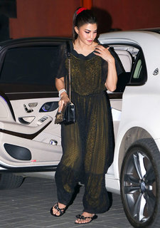 Jacqueline Fernandez feet photo thumbnail