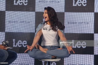 Jacqueline Fernandez feet photo thumbnail