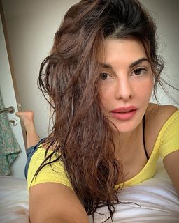 Jacqueline Fernandez feet photo thumbnail