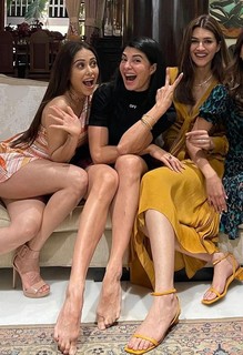 Jacqueline Fernandez feet photo thumbnail