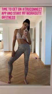 Jacqueline Fernandez feet photo thumbnail
