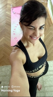 Jacqueline Fernandez feet photo thumbnail
