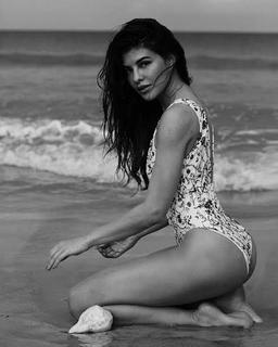 Jacqueline Fernandez feet photo thumbnail