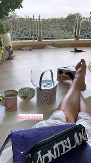 Jacqueline Fernandez feet photo thumbnail