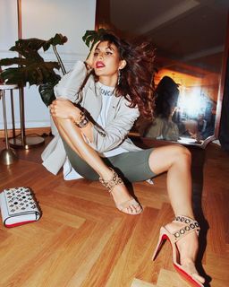 Jacqueline Fernandez feet photo thumbnail