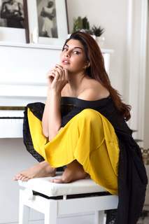 Jacqueline Fernandez feet photo thumbnail