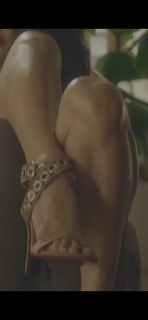 Jacqueline Fernandez feet photo thumbnail