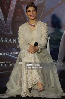 Jacqueline Fernandez feet photo thumbnail