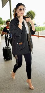 Jacqueline Fernandez feet photo thumbnail