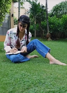 Jacqueline Fernandez feet photo thumbnail