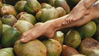 Jacqueline Fernandez feet photo thumbnail