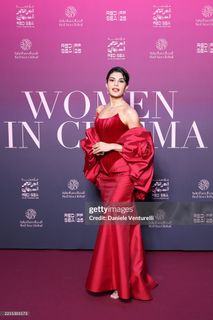 Jacqueline Fernandez feet photo thumbnail