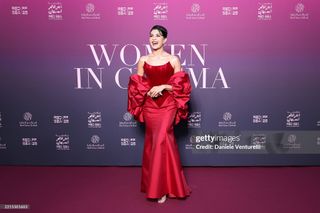 Jacqueline Fernandez feet photo thumbnail