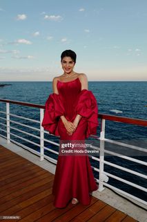 Jacqueline Fernandez feet photo thumbnail
