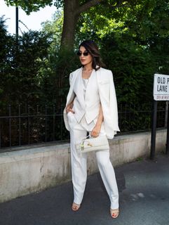 Jacqueline Fernandez feet photo thumbnail